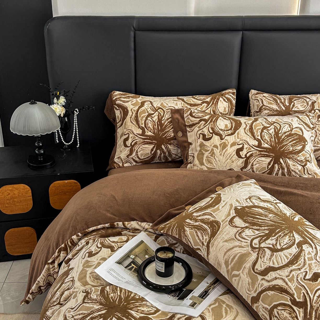 91家纺网 家纺一手货源 找家纺 晚爱家纺（原晚安家居） 2025新款宽边纽扣款雕花绒四件套烂花立体雕花牛奶绒 优雅花卉-咖