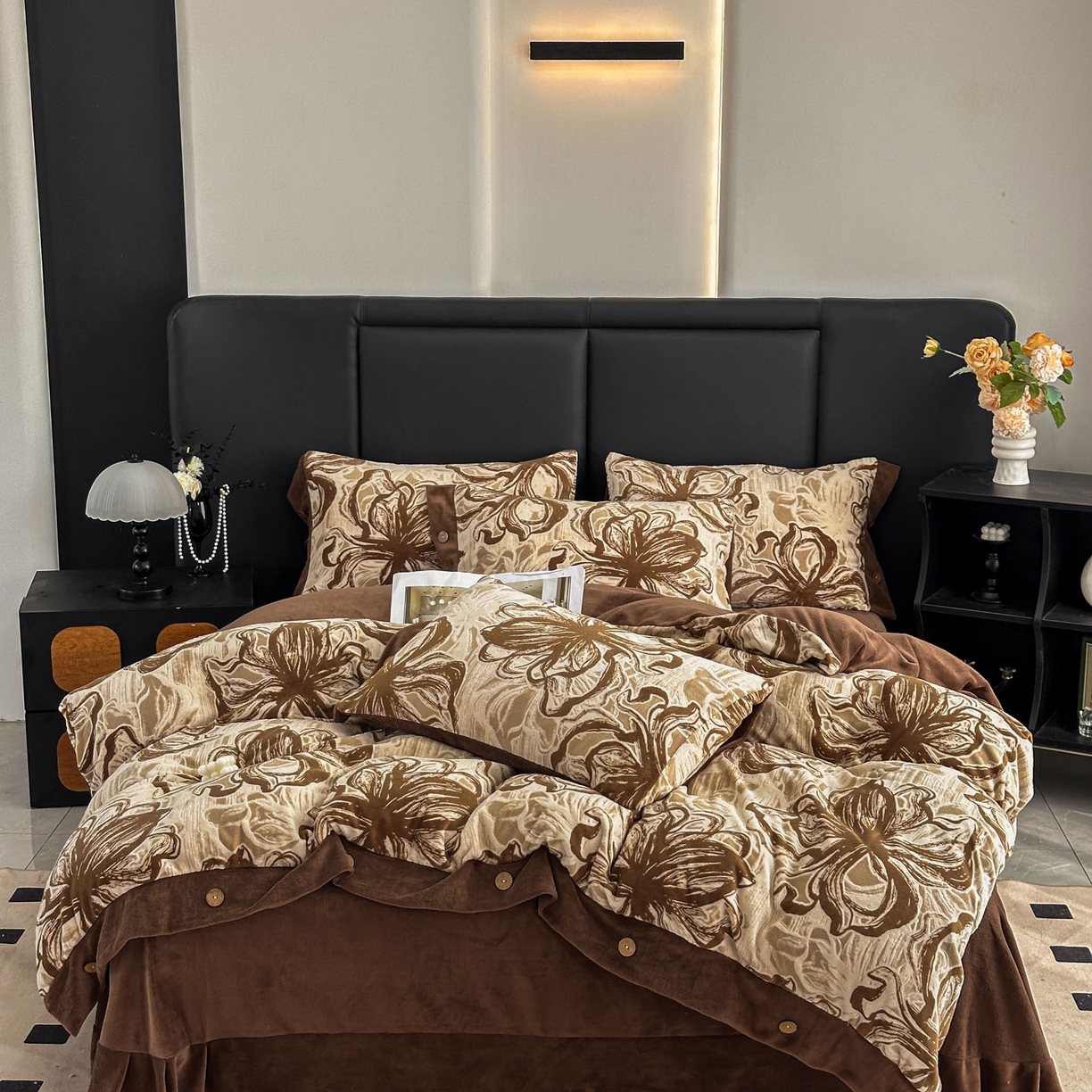 91家纺网 家纺一手货源 找家纺 晚爱家纺（原晚安家居） 2025新款宽边纽扣款雕花绒四件套烂花立体雕花牛奶绒 优雅花卉-咖