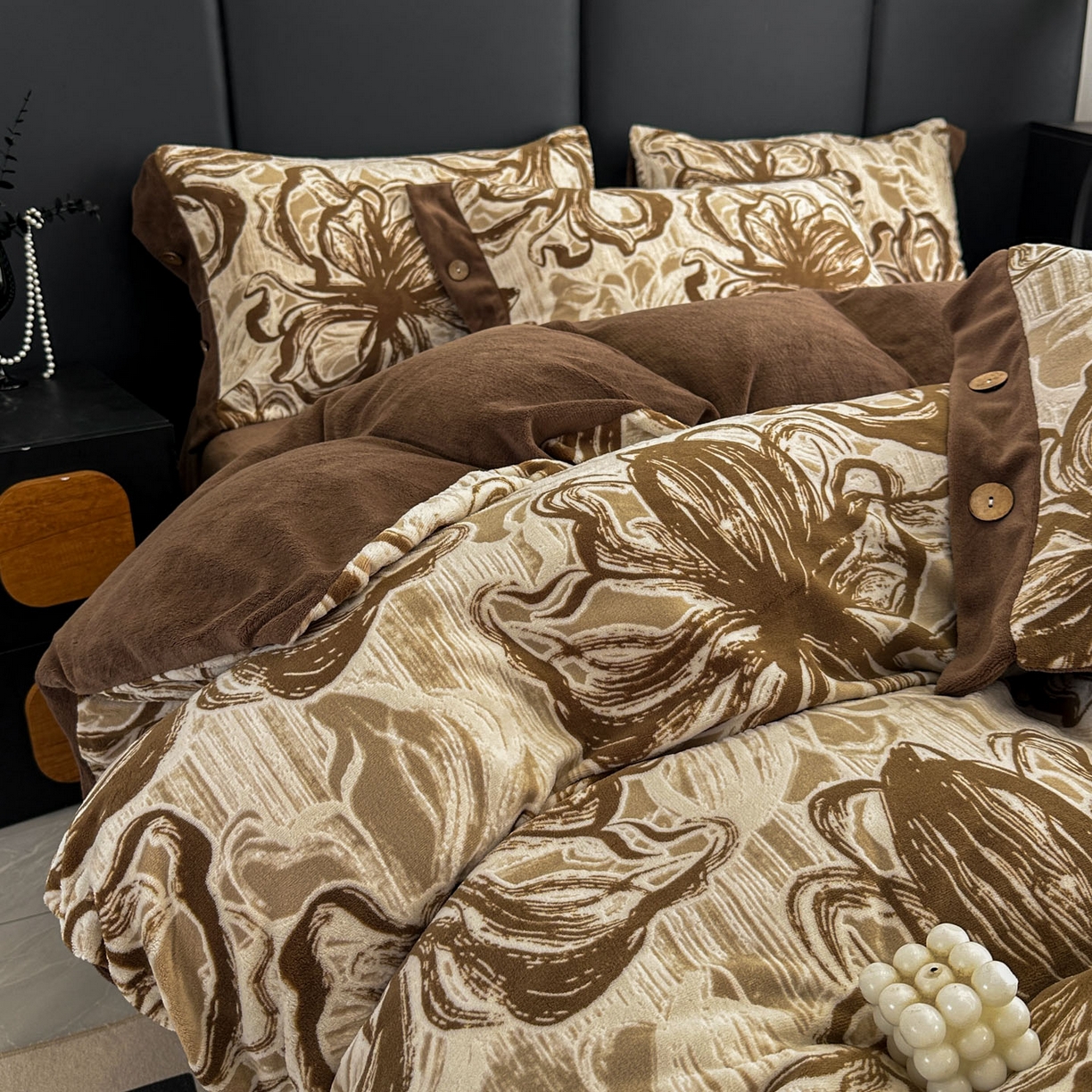 91家纺网 家纺一手货源 找家纺 晚爱家纺（原晚安家居） 2025新款宽边纽扣款雕花绒四件套烂花立体雕花牛奶绒 优雅花卉-咖