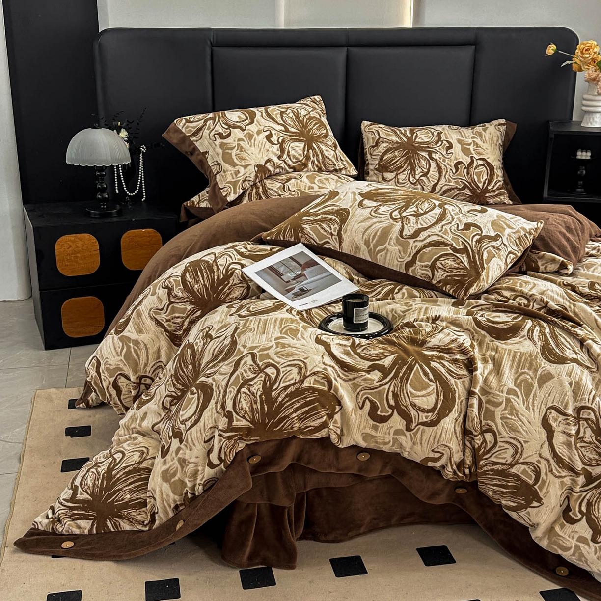 91家纺网 家纺一手货源 找家纺 晚爱家纺（原晚安家居） 2025新款宽边纽扣款雕花绒四件套烂花立体雕花牛奶绒 优雅花卉-咖