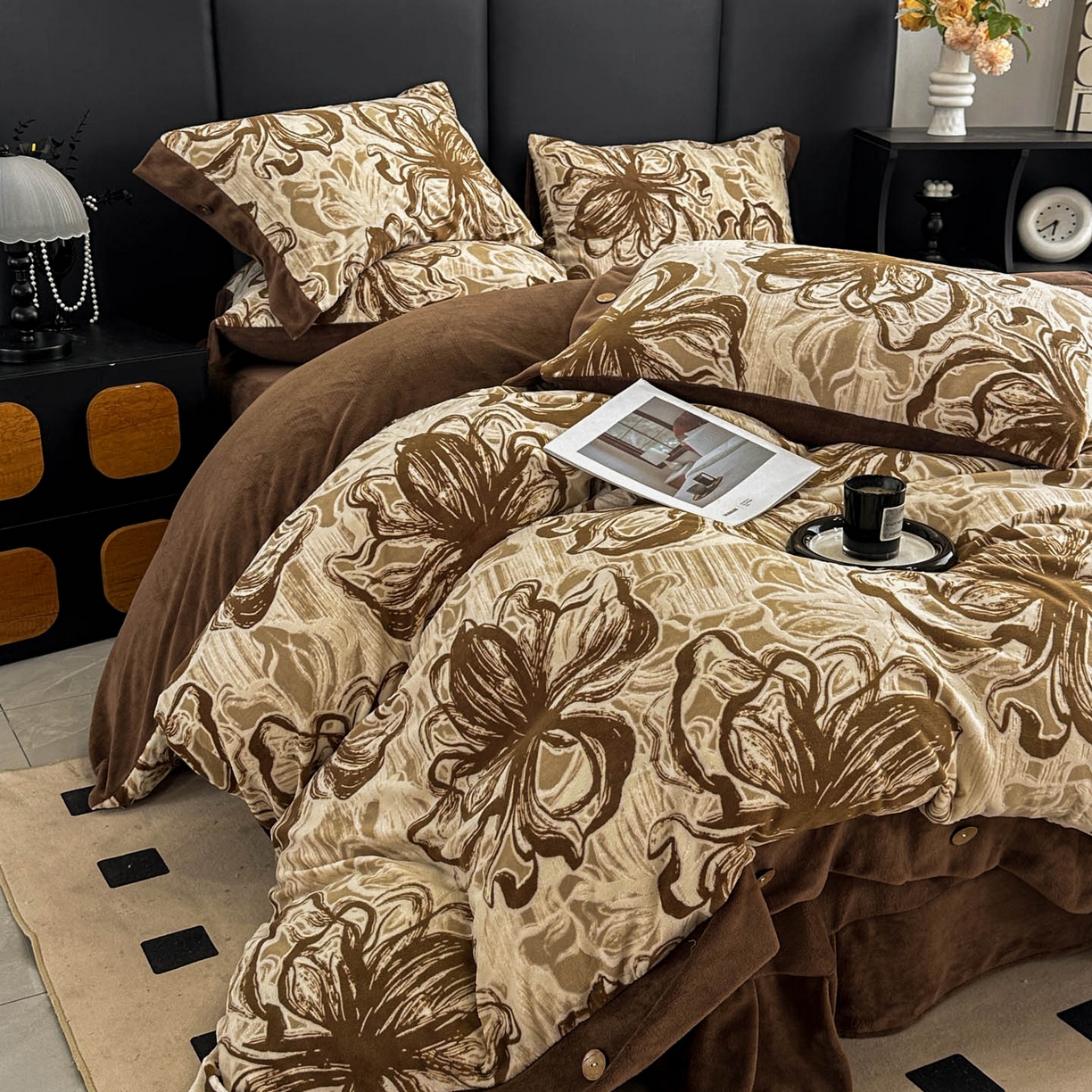 91家纺网 家纺一手货源 找家纺 晚爱家纺（原晚安家居） 2025新款宽边纽扣款雕花绒四件套烂花立体雕花牛奶绒 优雅花卉-咖