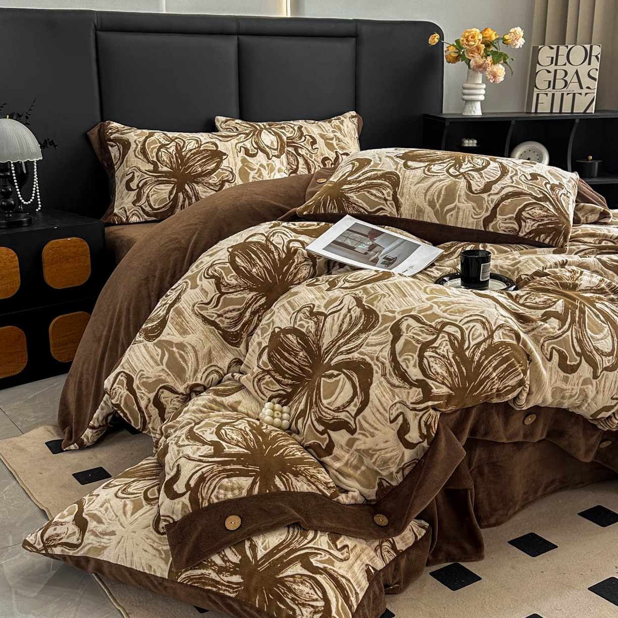 91家纺网 家纺一手货源 找家纺 晚爱家纺（原晚安家居） 2025新款宽边纽扣款雕花绒四件套烂花立体雕花牛奶绒 优雅花卉-咖