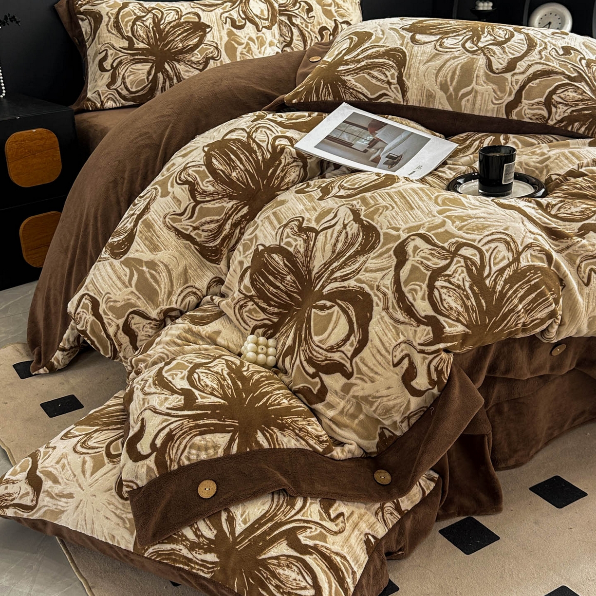 91家纺网 家纺一手货源 找家纺 晚爱家纺（原晚安家居） 2025新款宽边纽扣款雕花绒四件套烂花立体雕花牛奶绒 优雅花卉-咖