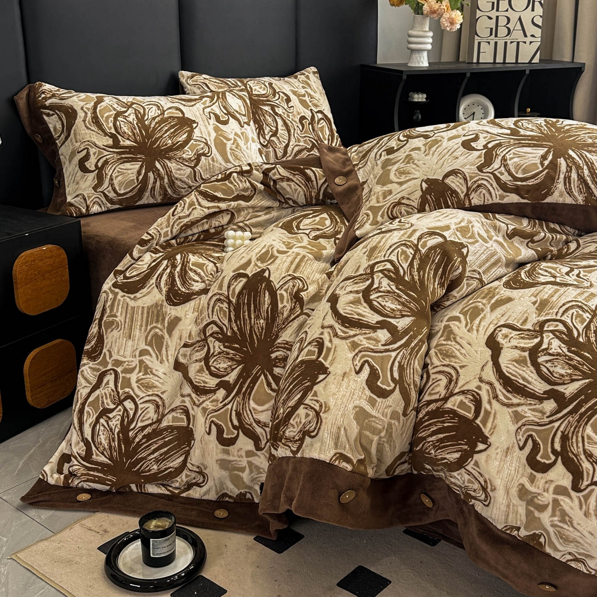 91家纺网 家纺一手货源 找家纺 晚爱家纺（原晚安家居） 2025新款宽边纽扣款雕花绒四件套烂花立体雕花牛奶绒 优雅花卉-咖