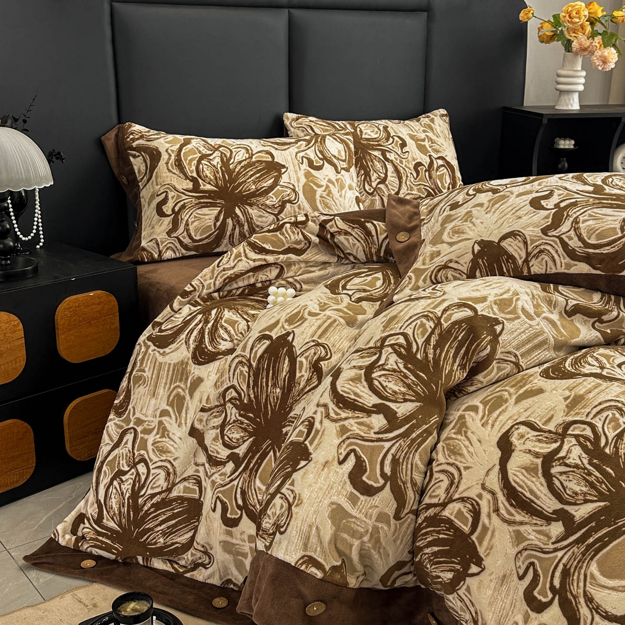 91家纺网 家纺一手货源 找家纺 晚爱家纺（原晚安家居） 2025新款宽边纽扣款雕花绒四件套烂花立体雕花牛奶绒 优雅花卉-咖