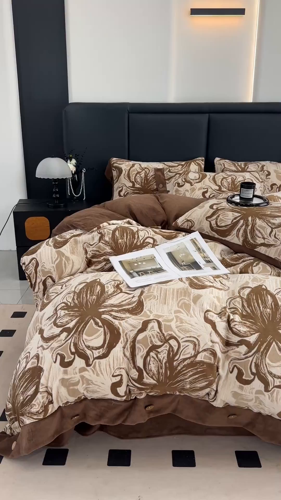 91家纺网 家纺一手货源 找家纺 晚爱家纺（原晚安家居） 2025新款宽边纽扣款雕花绒四件套烂花立体雕花牛奶绒 优雅花卉-咖