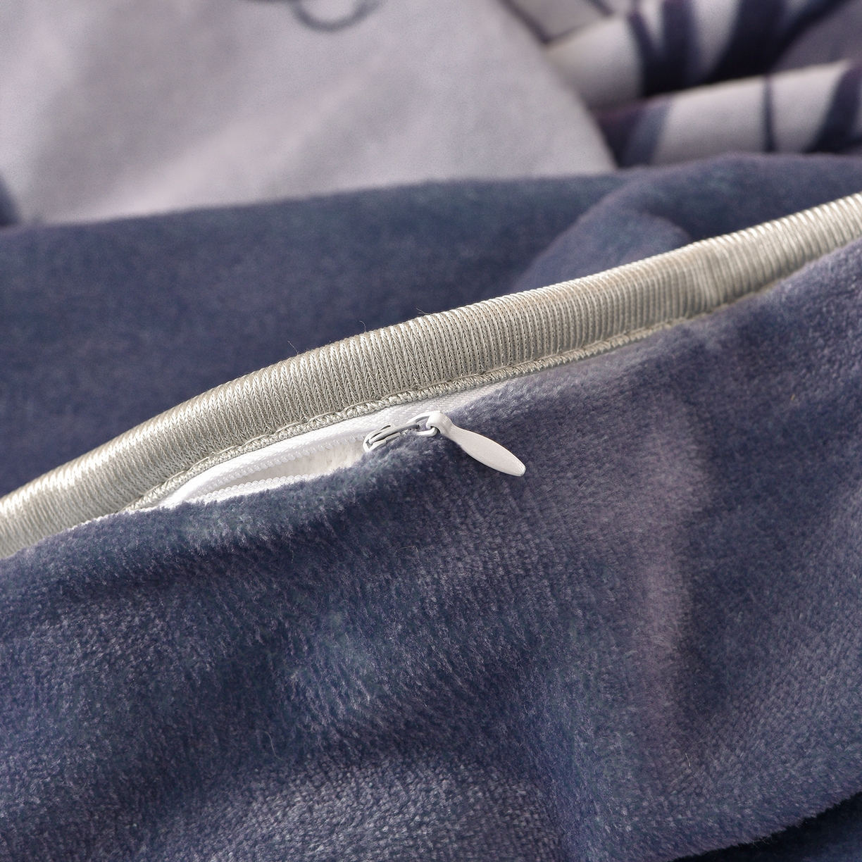 91家纺网 家纺一手货源 找家纺 赛丽雅 2025新款牛奶绒床裙四件套8-9斤法莱绒直播爆款日产2万套 富贵树--灰