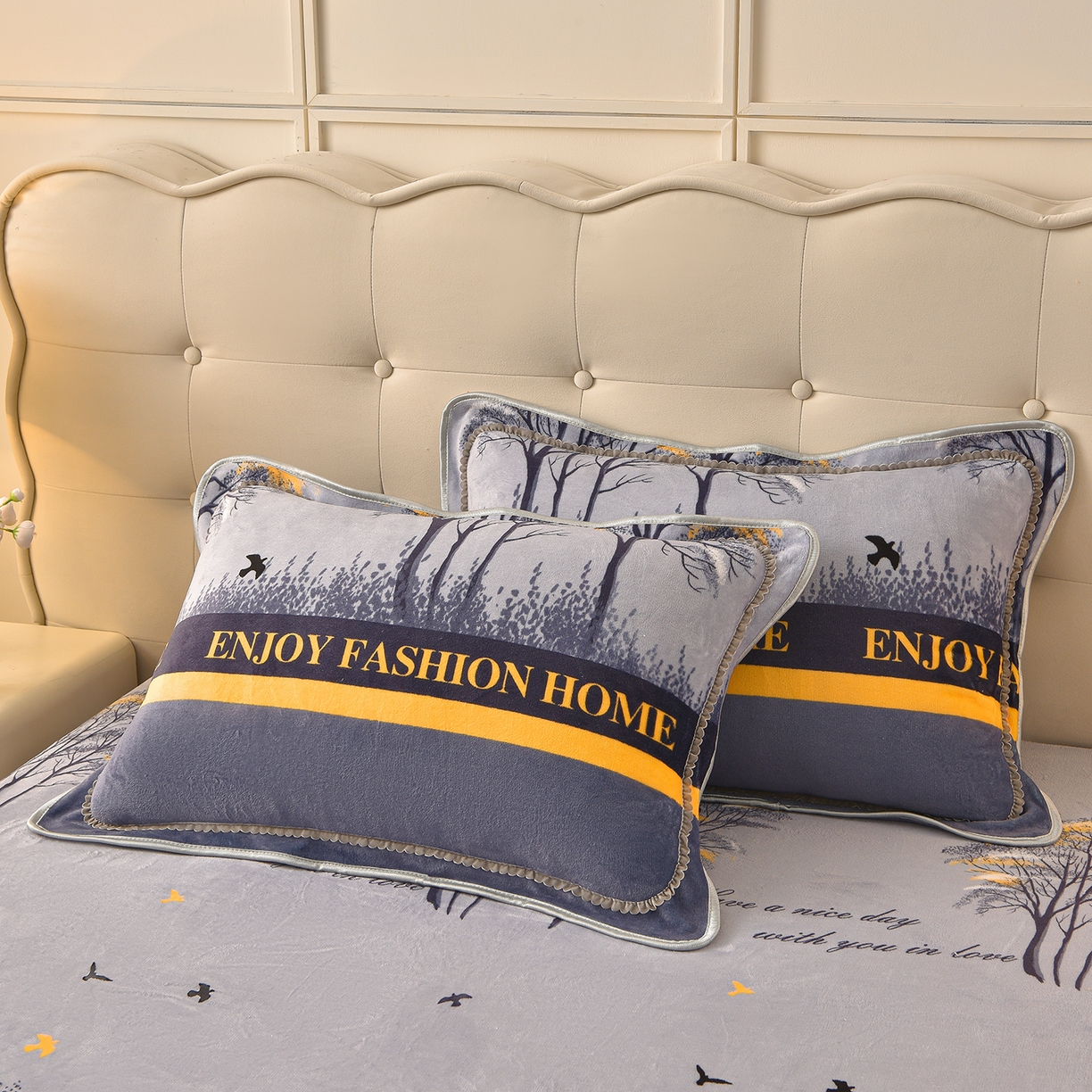 91家纺网 家纺一手货源 找家纺 赛丽雅 2025新款牛奶绒床裙四件套8-9斤法莱绒直播爆款日产2万套 富贵树--灰