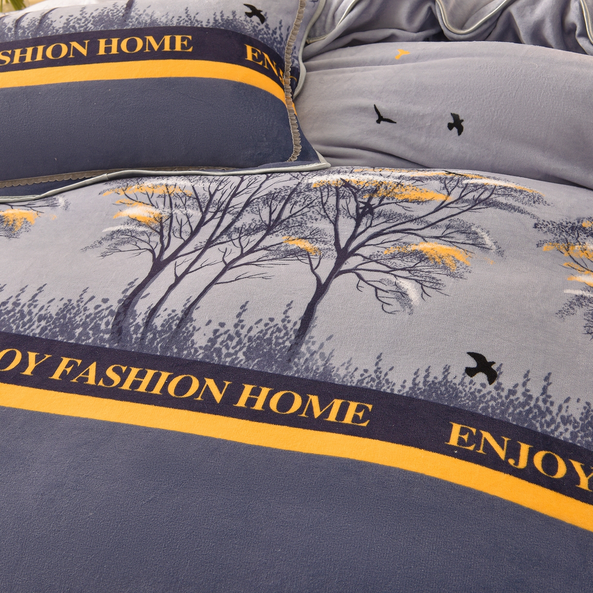 91家纺网 家纺一手货源 找家纺 赛丽雅 2025新款牛奶绒床裙四件套8-9斤法莱绒直播爆款日产2万套 富贵树--灰