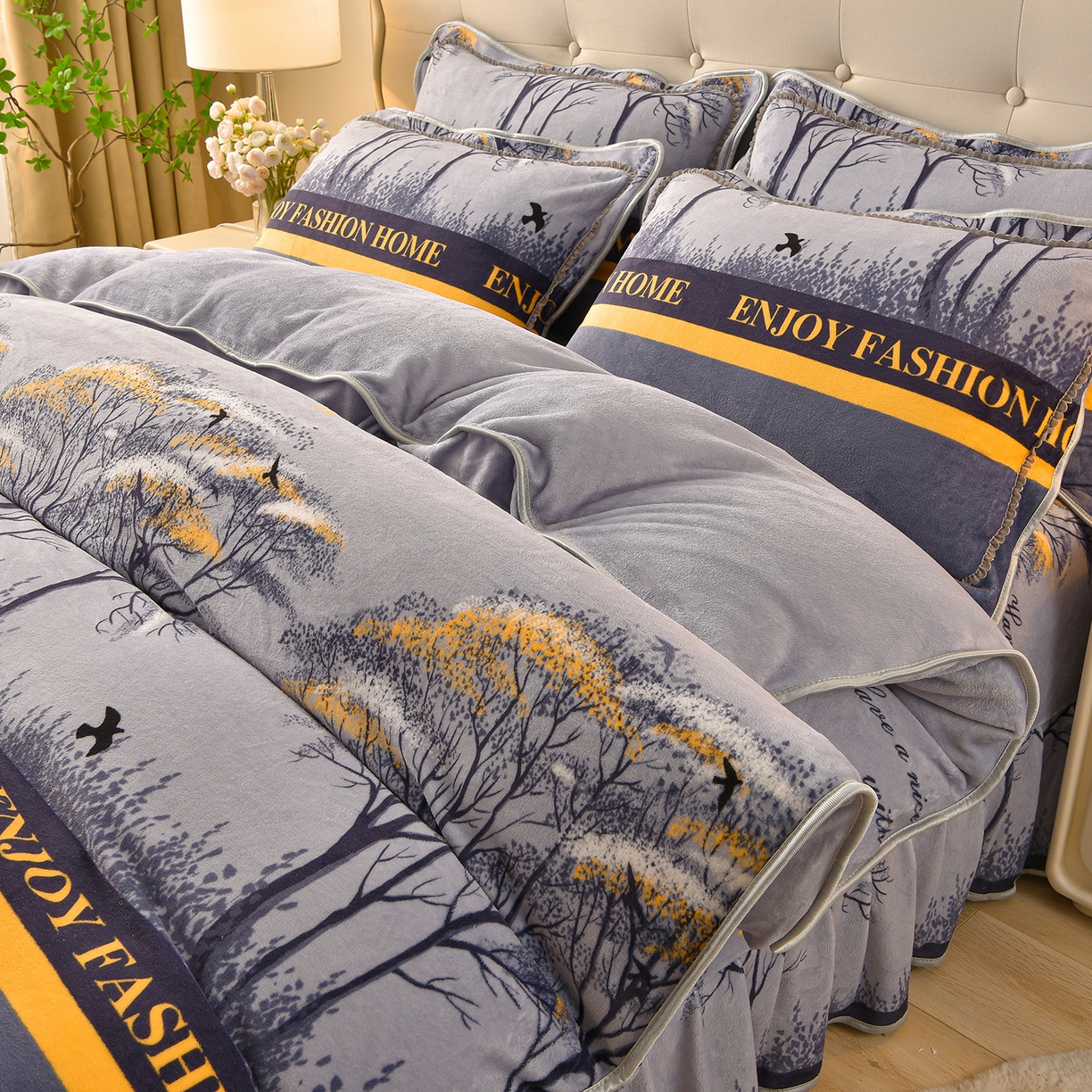 91家纺网 家纺一手货源 找家纺 赛丽雅 2025新款牛奶绒床裙四件套8-9斤法莱绒直播爆款日产2万套 富贵树--灰