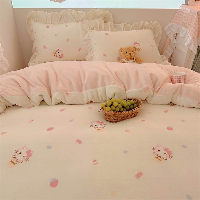 91家纺网 家纺一手货源 找家纺 繁花家居 2025软糯高克重牛奶绒花边款四件套 草莓猫猫