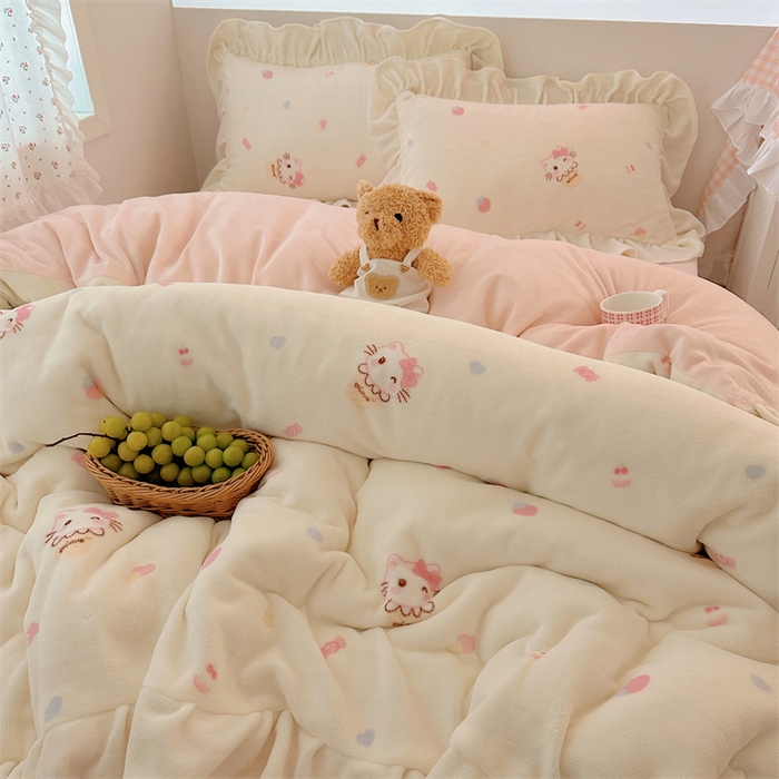 91家纺网 家纺一手货源 找家纺 繁花家居 2025软糯高克重牛奶绒花边款四件套 草莓猫猫