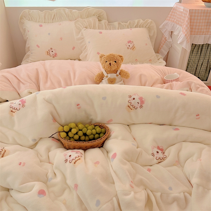 91家纺网 家纺一手货源 找家纺 繁花家居 2025软糯高克重牛奶绒花边款四件套 草莓猫猫