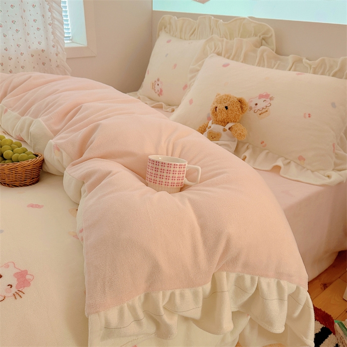 91家纺网 家纺一手货源 找家纺 繁花家居 2025软糯高克重牛奶绒花边款四件套 草莓猫猫