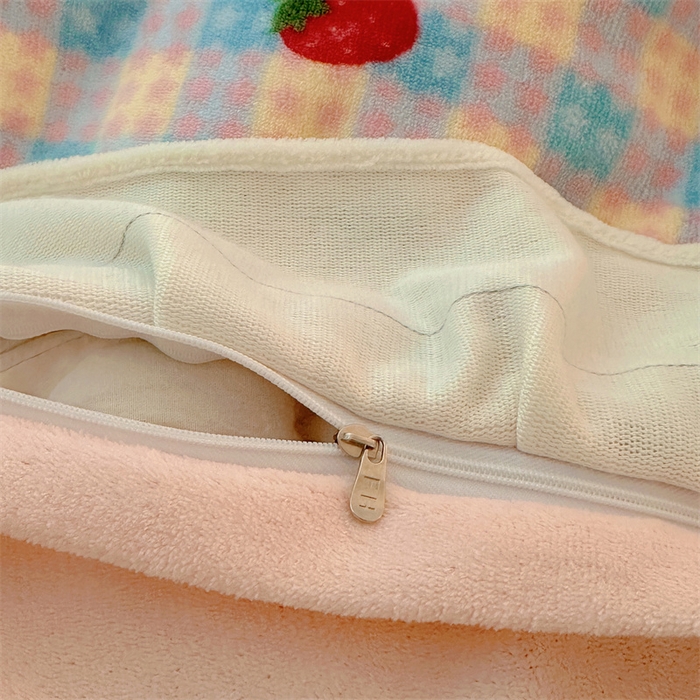 91家纺网 家纺一手货源 找家纺 繁花家居 2025软糯高克重牛奶绒花边款四件套 草莓奶朵