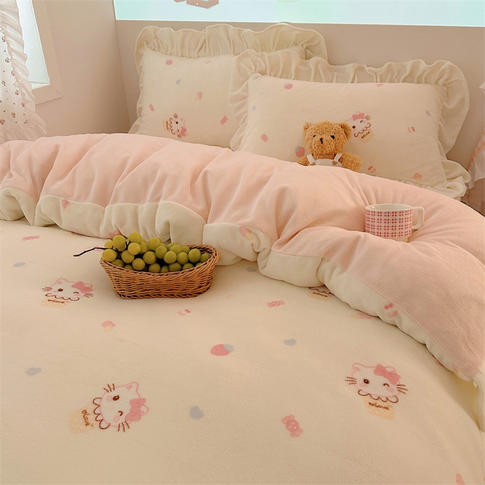 91家纺网 家纺一手货源 找家纺 繁花家居 2025软糯高克重牛奶绒花边款四件套 草莓猫猫