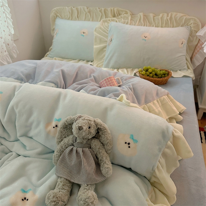 91家纺网 家纺一手货源 找家纺 繁花家居 2025软糯高克重牛奶绒花边款四件套 奶酪狗狗