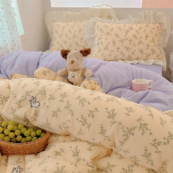 91家纺网 家纺一手货源 找家纺 繁花家居 2025软糯高克重牛奶绒花边款四件套 兔兔与花