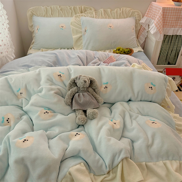 91家纺网 家纺一手货源 找家纺 繁花家居 2025软糯高克重牛奶绒花边款四件套 奶酪狗狗