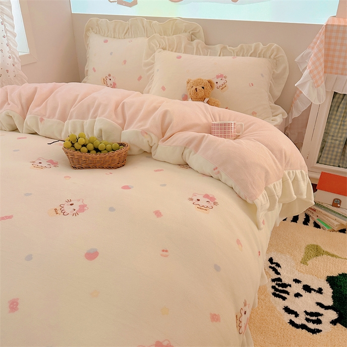 91家纺网 家纺一手货源 找家纺 繁花家居 2025软糯高克重牛奶绒花边款四件套 草莓猫猫