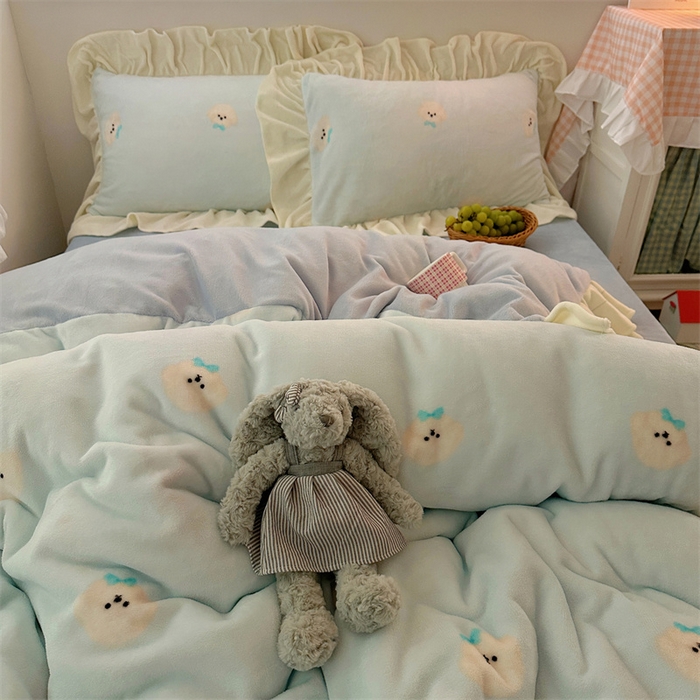 91家纺网 家纺一手货源 找家纺 繁花家居 2025软糯高克重牛奶绒花边款四件套 奶酪狗狗