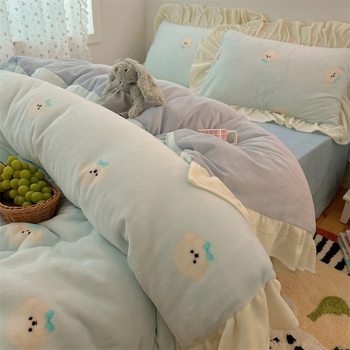 91家纺网 家纺一手货源 找家纺 繁花家居 2025软糯高克重牛奶绒花边款四件套 奶酪狗狗