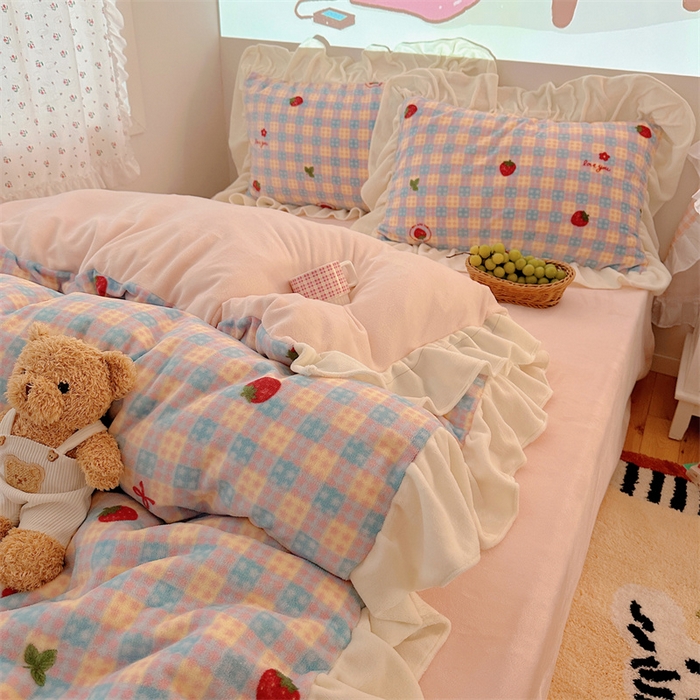 91家纺网 家纺一手货源 找家纺 繁花家居 2025软糯高克重牛奶绒花边款四件套 草莓奶朵