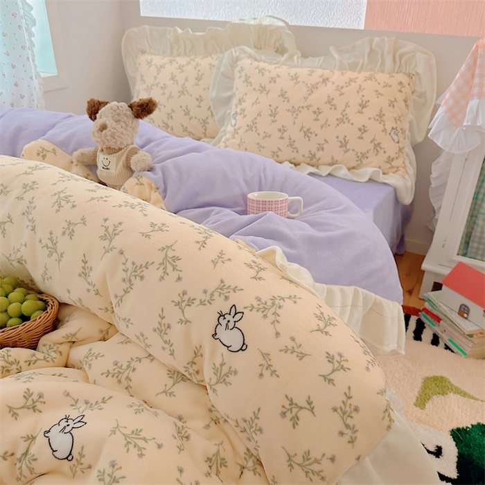 91家纺网 家纺一手货源 找家纺 繁花家居 2025软糯高克重牛奶绒花边款四件套 兔兔与花