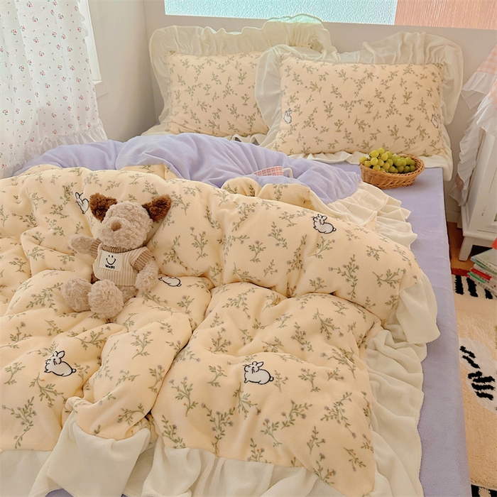 91家纺网 家纺一手货源 找家纺 繁花家居 2025软糯高克重牛奶绒花边款四件套 兔兔与花