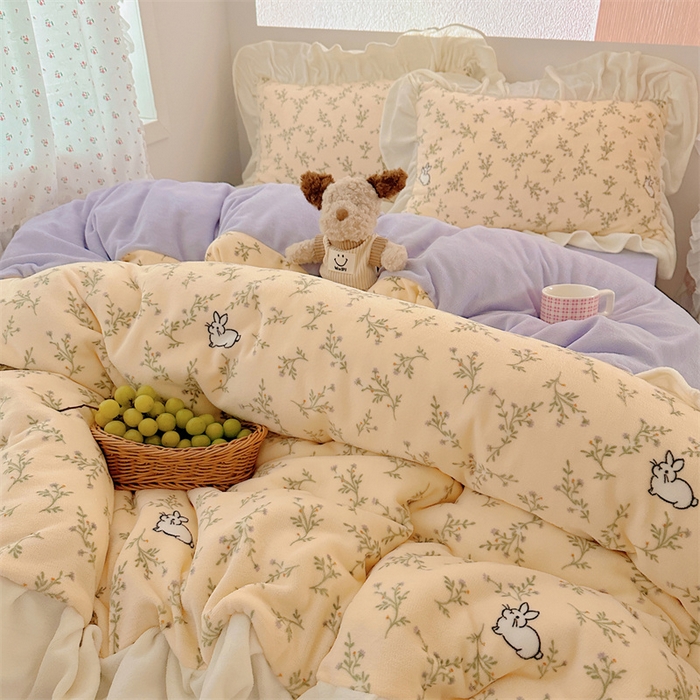 91家纺网 家纺一手货源 找家纺 繁花家居 2025软糯高克重牛奶绒花边款四件套 兔兔与花