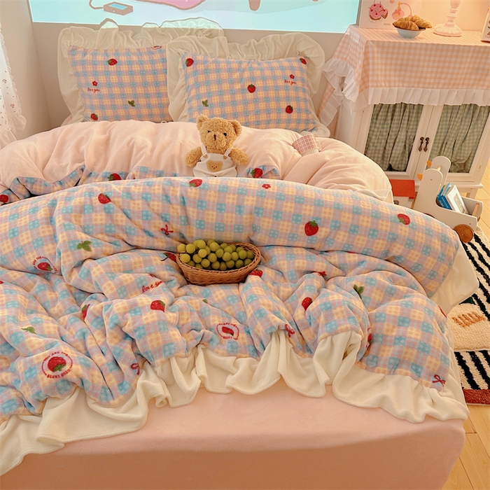 91家纺网 家纺一手货源 找家纺 繁花家居 2025软糯高克重牛奶绒花边款四件套 草莓奶朵