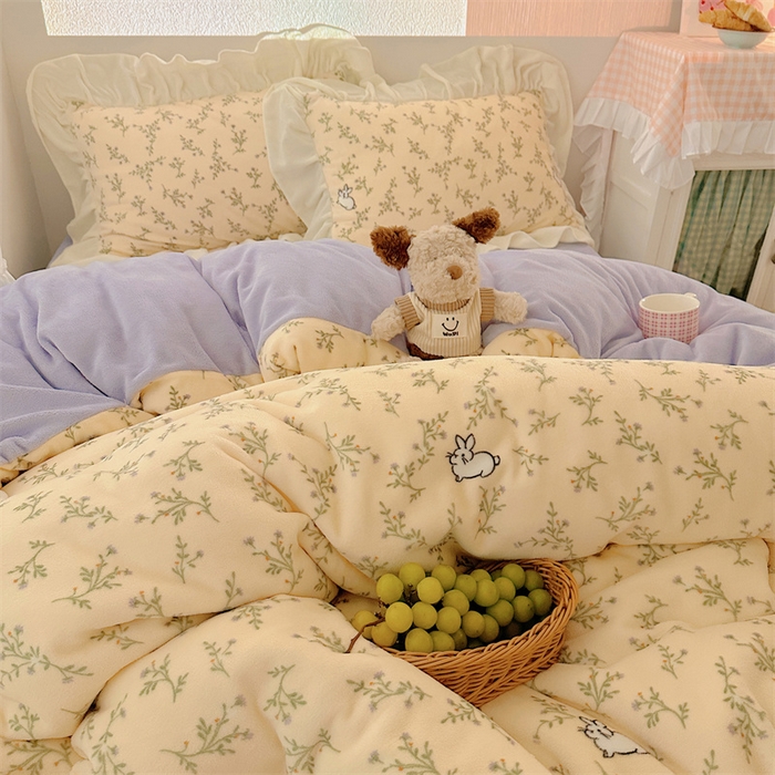 91家纺网 家纺一手货源 找家纺 繁花家居 2025软糯高克重牛奶绒花边款四件套 兔兔与花