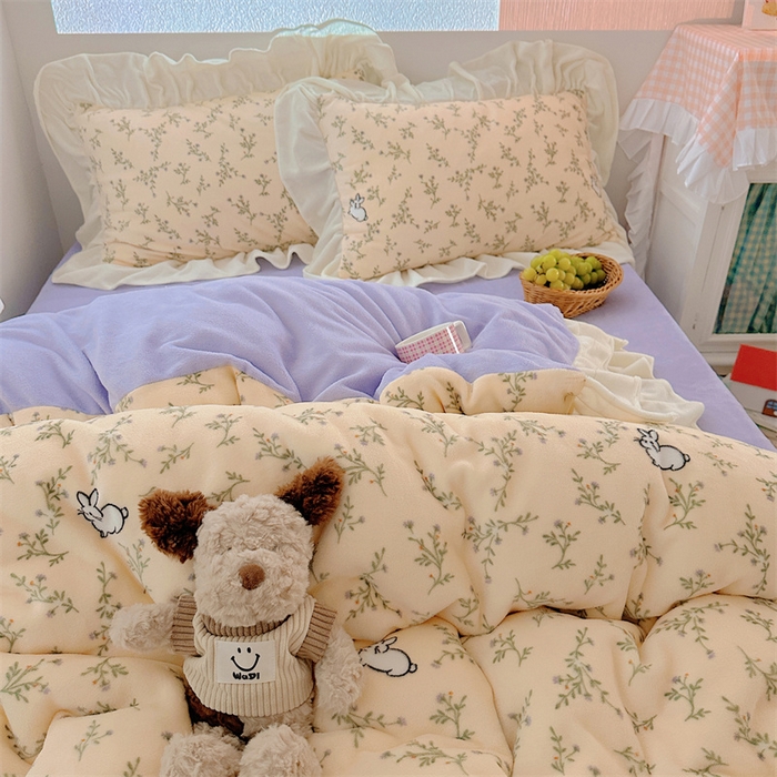 91家纺网 家纺一手货源 找家纺 繁花家居 2025软糯高克重牛奶绒花边款四件套 兔兔与花