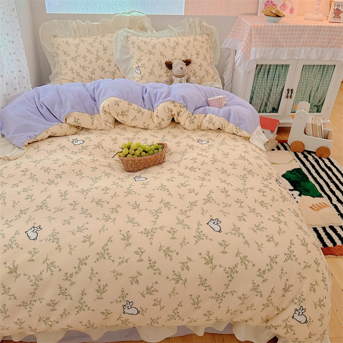 91家纺网 家纺一手货源 找家纺 繁花家居 2025软糯高克重牛奶绒花边款四件套 兔兔与花