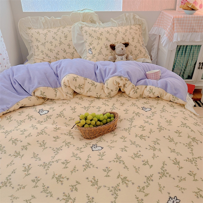 91家纺网 家纺一手货源 找家纺 繁花家居 2025软糯高克重牛奶绒花边款四件套 兔兔与花