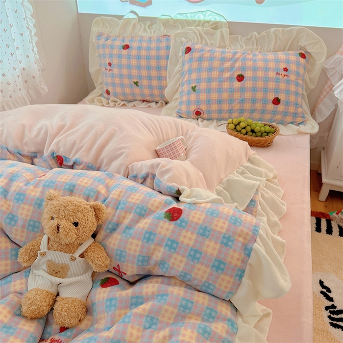 91家纺网 家纺一手货源 找家纺 繁花家居 2025软糯高克重牛奶绒花边款四件套 草莓奶朵