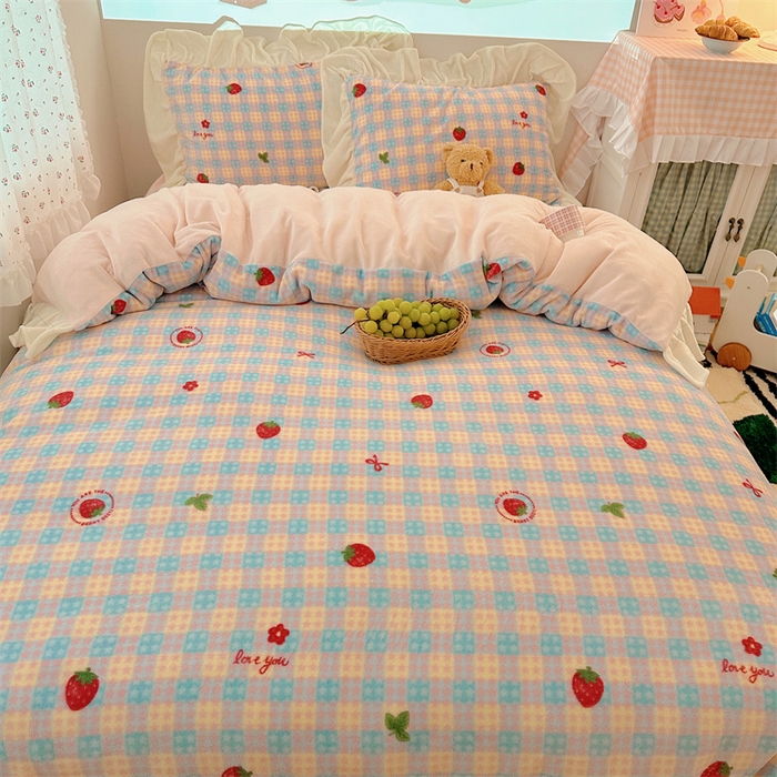 91家纺网 家纺一手货源 找家纺 繁花家居 2025软糯高克重牛奶绒花边款四件套 草莓奶朵