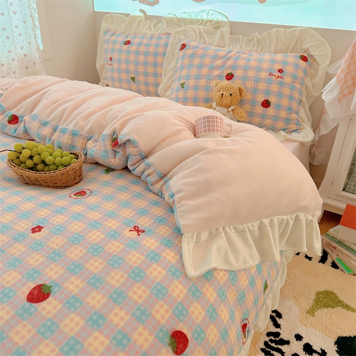 91家纺网 家纺一手货源 找家纺 繁花家居 2025软糯高克重牛奶绒花边款四件套 草莓奶朵