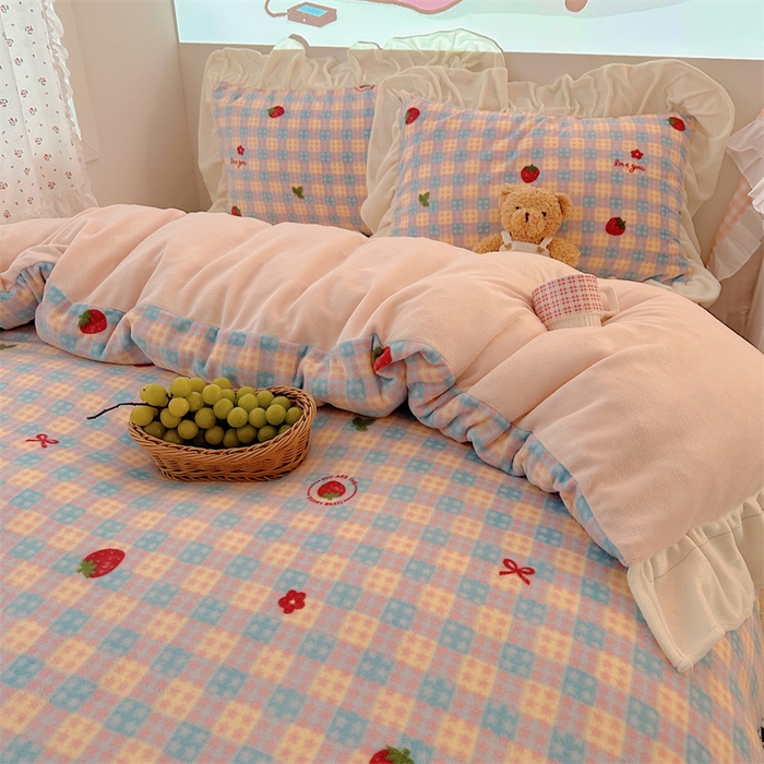 91家纺网 家纺一手货源 找家纺 繁花家居 2025软糯高克重牛奶绒花边款四件套 草莓奶朵