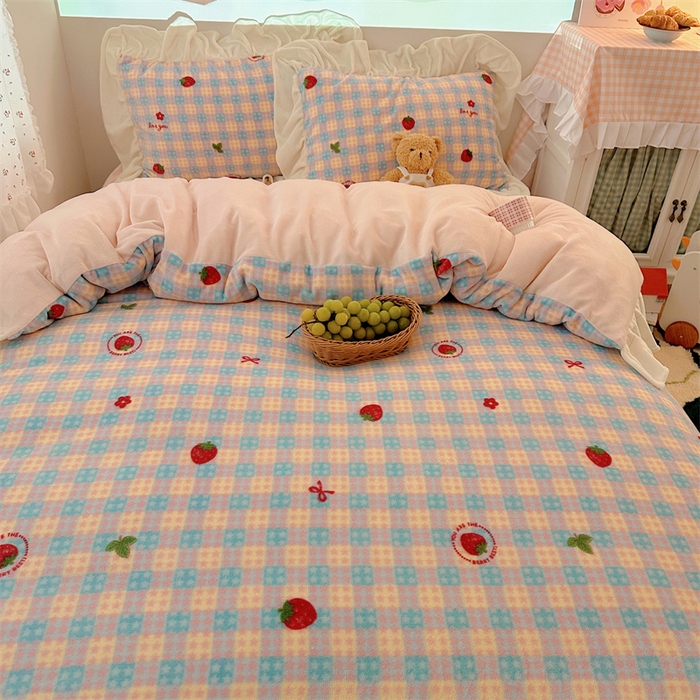 91家纺网 家纺一手货源 找家纺 繁花家居 2025软糯高克重牛奶绒花边款四件套 草莓奶朵