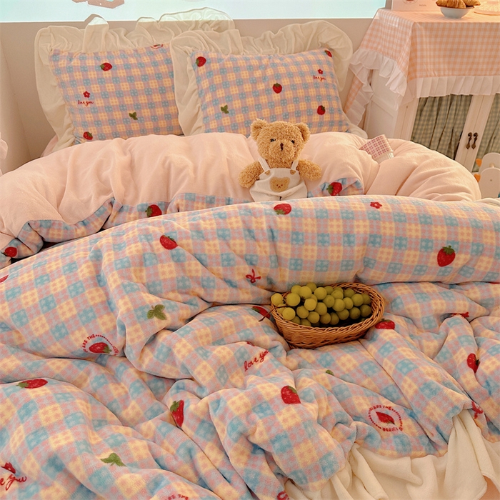 91家纺网 家纺一手货源 找家纺 繁花家居 2025软糯高克重牛奶绒花边款四件套 草莓奶朵