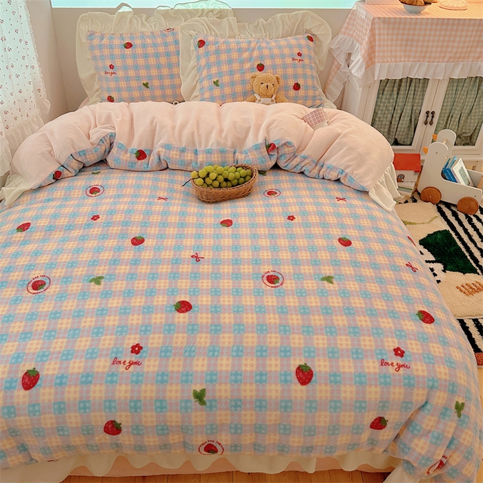 91家纺网 家纺一手货源 找家纺 繁花家居 2025软糯高克重牛奶绒花边款四件套 草莓奶朵