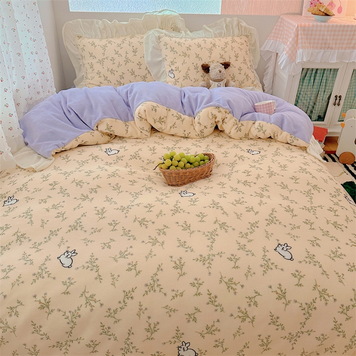 91家纺网 家纺一手货源 找家纺 繁花家居 2025软糯高克重牛奶绒花边款四件套 兔兔与花