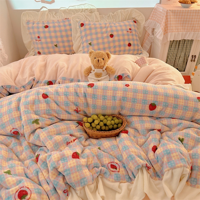 91家纺网 家纺一手货源 找家纺 繁花家居 2025软糯高克重牛奶绒花边款四件套 草莓奶朵