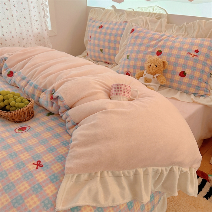 91家纺网 家纺一手货源 找家纺 繁花家居 2025软糯高克重牛奶绒花边款四件套 草莓奶朵