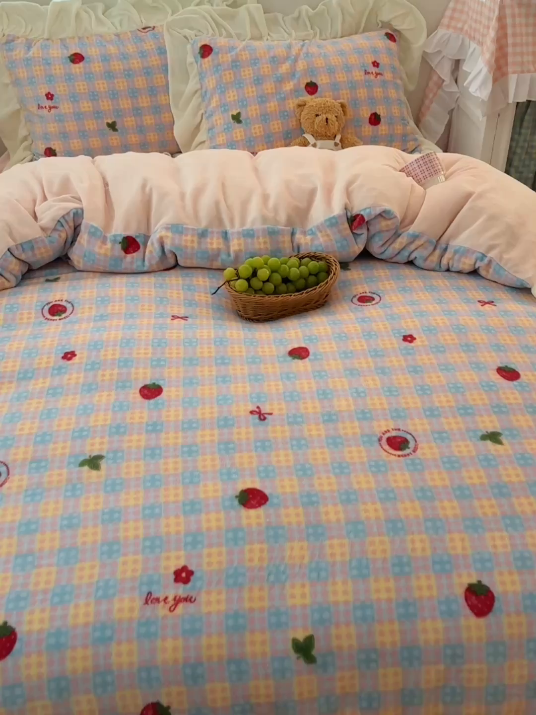 91家纺网 家纺一手货源 找家纺 繁花家居 2025软糯高克重牛奶绒花边款四件套 草莓奶朵