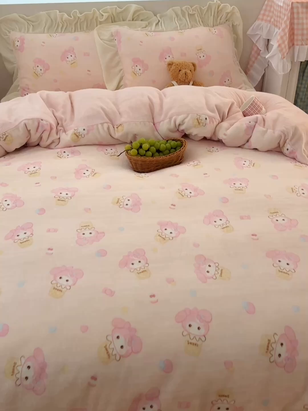 91家纺网 家纺一手货源 找家纺 繁花家居 2025软糯高克重牛奶绒花边款四件套 糯叽小喵