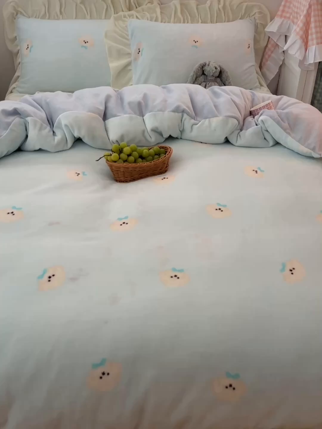 91家纺网 家纺一手货源 找家纺 繁花家居 2025软糯高克重牛奶绒花边款四件套 奶酪狗狗