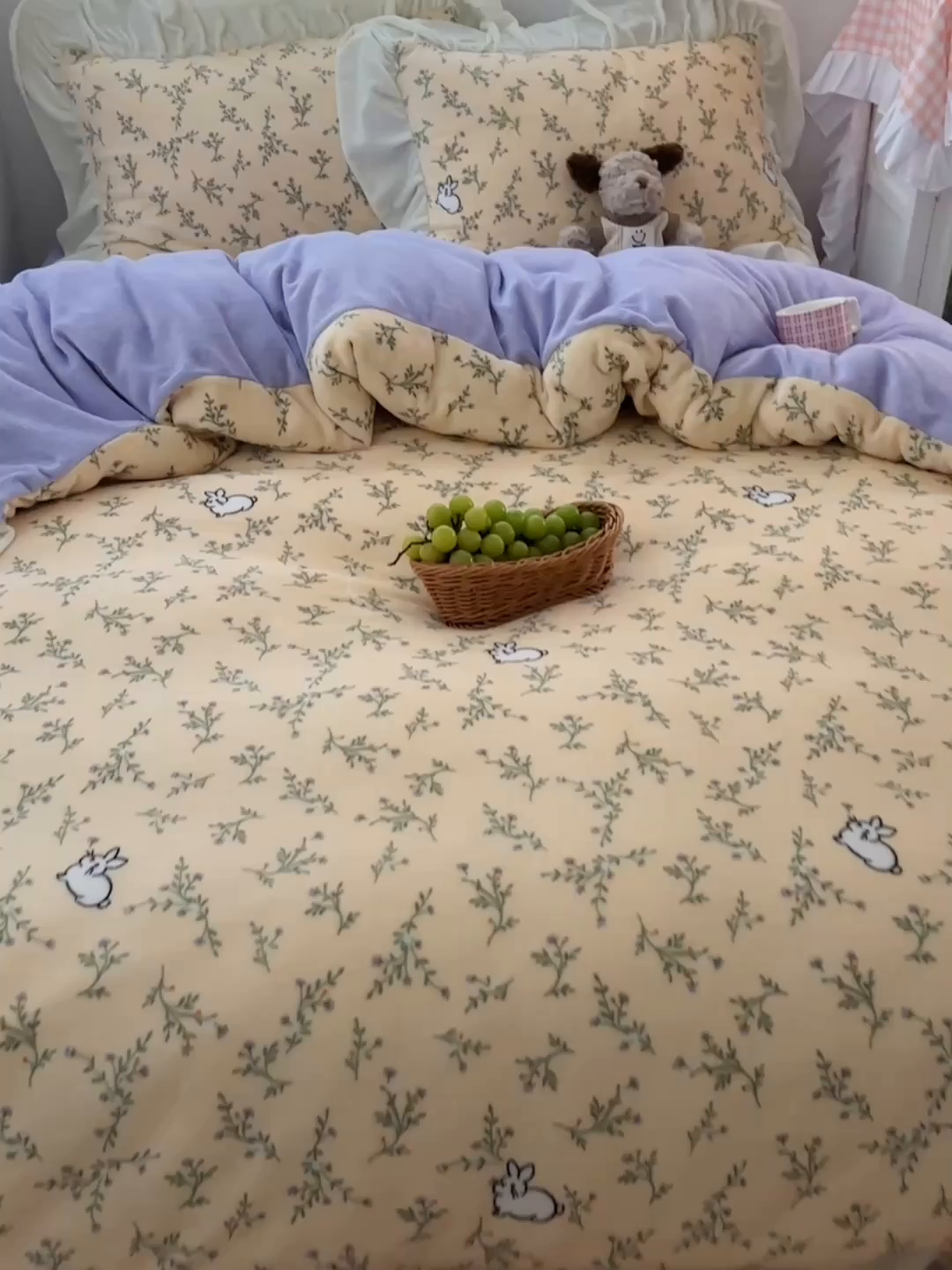 91家纺网 家纺一手货源 找家纺 繁花家居 2025软糯高克重牛奶绒花边款四件套 兔兔与花