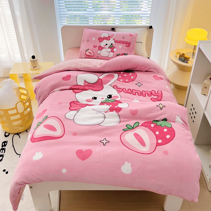 91家纺网 家纺一手货源 找家纺 （总）嗨生活 2025新款牛奶绒数码印花原创大版卡通幼儿园套件幼儿园三件套